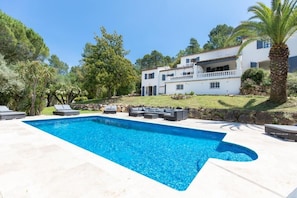 Vue Villa Anna et piscine