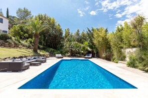 Piscine et salon de jardin