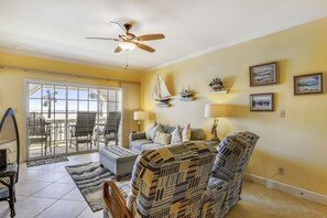 Pure Relaxation - Worn out after a full day at the beach? Unwind in the clean, modern living room, watch your favorite show on the HDTV or surf the net with the free Wi-Fi.