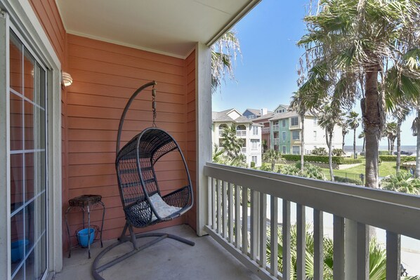 Welcome to Dawn 824-Sea n' Swim! - From the moment you pull into the driveway, you’ll know that you’ve booked your vacation stay someplace special.