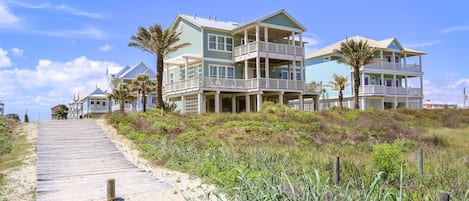 Experience Easy Living at Kathie's Beachfront Kottage - This extravagant vacation home is the ultimate embodiment of luxury, comfort, and design!