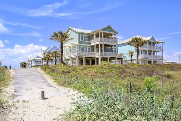 Experience Easy Living at Kathie's Beachfront Kottage - This extravagant vacation home is the ultimate embodiment of luxury, comfort, and design!