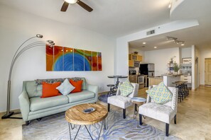 Great Space - The living room seats are comfortable, the view is spectacular, and the Texas experience is just around the corner. Book your stay today!