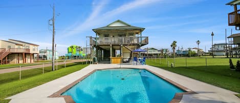 Too Pool for School - If you've been on the lookout for the perfect vacation rental, your search is over. Book this lovely vacation home today to experience the vacation of a lifetime!