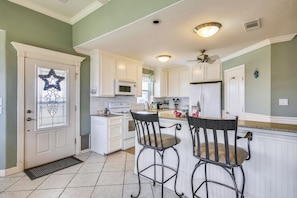 Coffee Anyone? - Pull up a stool to the breakfast bar and drink a morning cup of joe. It’s a great place to plan your day’s activities, gather your wits, and get ready for more quality time!