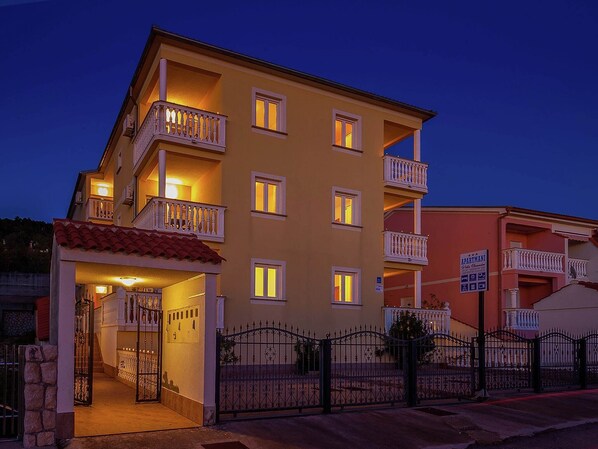 Außenseite Ferienhaus [Sommer]