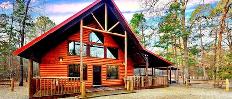 Make Arborlawn your elite log cabin oasis. Relax & Unwind. Vacation!