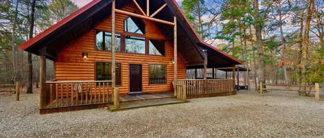 Make Arborlawn your elite log cabin oasis. Make some memories.