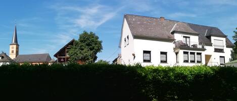 Außenseite Ferienhaus [Sommer]