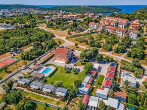 Stugans exteriör [sommar]