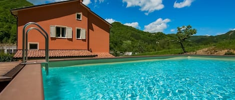 Piscina casa vacanze