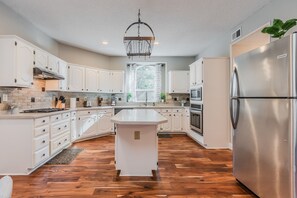Flooring, Room, Indoors, Hardwood, Refrigerator
