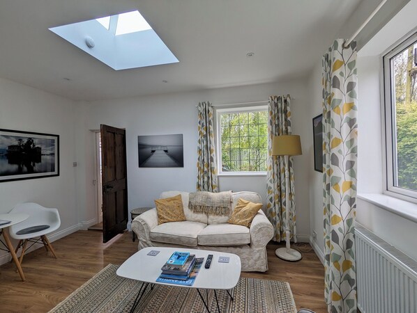 Sunny living/dining with sofabed