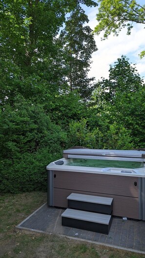 Privater Außen Whirlpool im Garten, ganzjährig auf 38 Grad beheizt