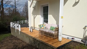 Sonnenterrasse mit Outdoor Couch und Garten