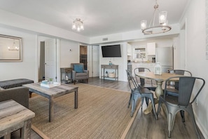 Flowy, open floorplan from living room to kitchen