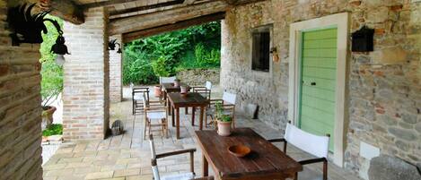 Table, Propriété, Meubles, Bâtiment, Plante, Bois, Design Intérieur, Chaise, Pot De Fleur, Fenêtre