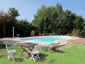 Propriété, Table, Piscine, Maison, Arrière-Cour, Meubles, Immobilier, Mobilier De Jardin, Arbre, Loisir