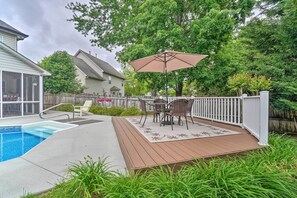 Backyard Dining Area & Seasonal Private Pool