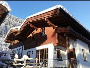 Himmel, Schnee, Wolke, Fenster, Gebäude, Haus, Baum, Pflanze, Steigung, Hütte