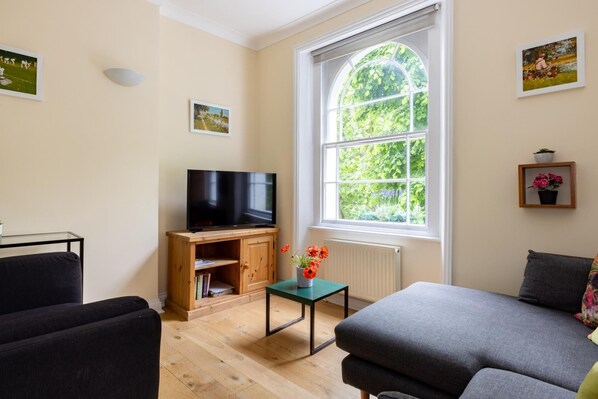 Little Picnic in the Park - 1 Bedroom by Hyde Park (5598)