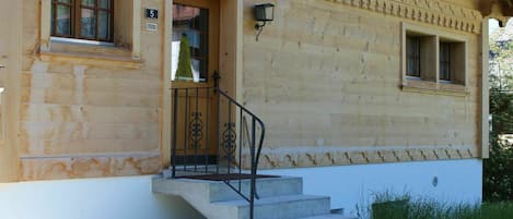 Plant, Daytime, Building, Property, Window, Azure, Wood, Architecture, Door