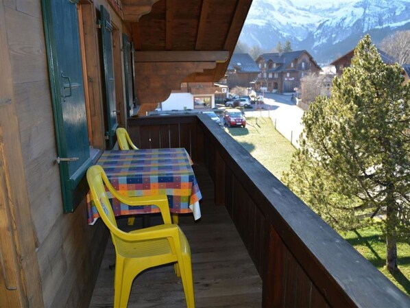 Propriété, Ciel, Bâtiment, Bleu Azur, Montagne, Bois, Nuage, Arbre, Chaise, Loisir