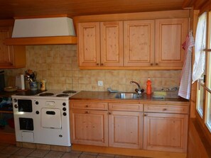 Cabinetry, Comptoir, Bâtiment, Evier, Bois, Cuisine, Sol, Cuisinière, Sol, Appareil De Cuisine
