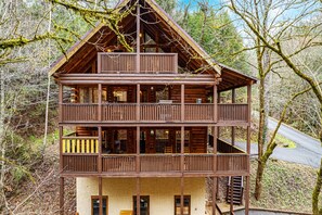 Three story luxury cabin!