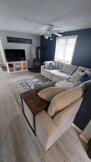 Livingroom, includes fireplace
