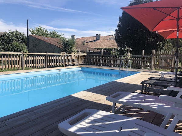 50 M2 de piscine, une large plage et des "bains de soleil". Le tout clôturé