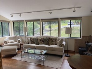 living room/ Kitchen area
