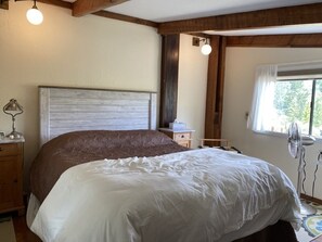 Queen bed 2nd floor bedroom 