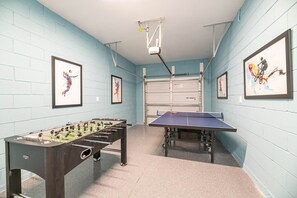 [amenities:game-room:1] Game Room