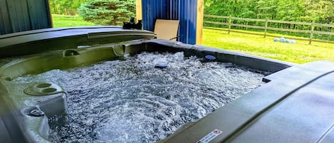 Covered patio with Hot tub!