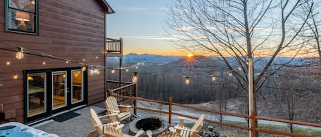 Enjoy a beautiful sunset around the fire pit or relax in the jacuzzi. 