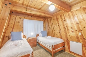 Main level bedroom with 2 twin beds 