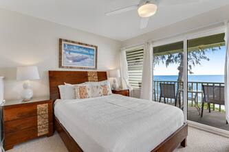 Charming studio with killer ocean views, balcony & outdoor pool