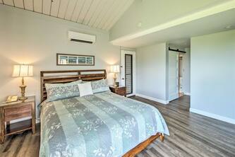 Remodeled, top-floor studio with ocean/Bali Hai view, lanai, AC, pools & tennis