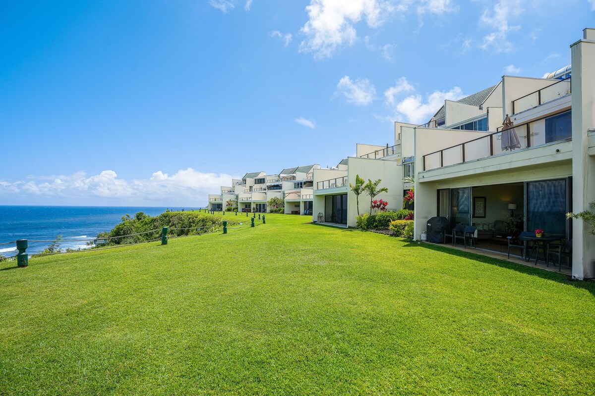 Lovely Pu’u Poa home overlooking the Pacific Ocean w/shared pool, W/D, & lanai