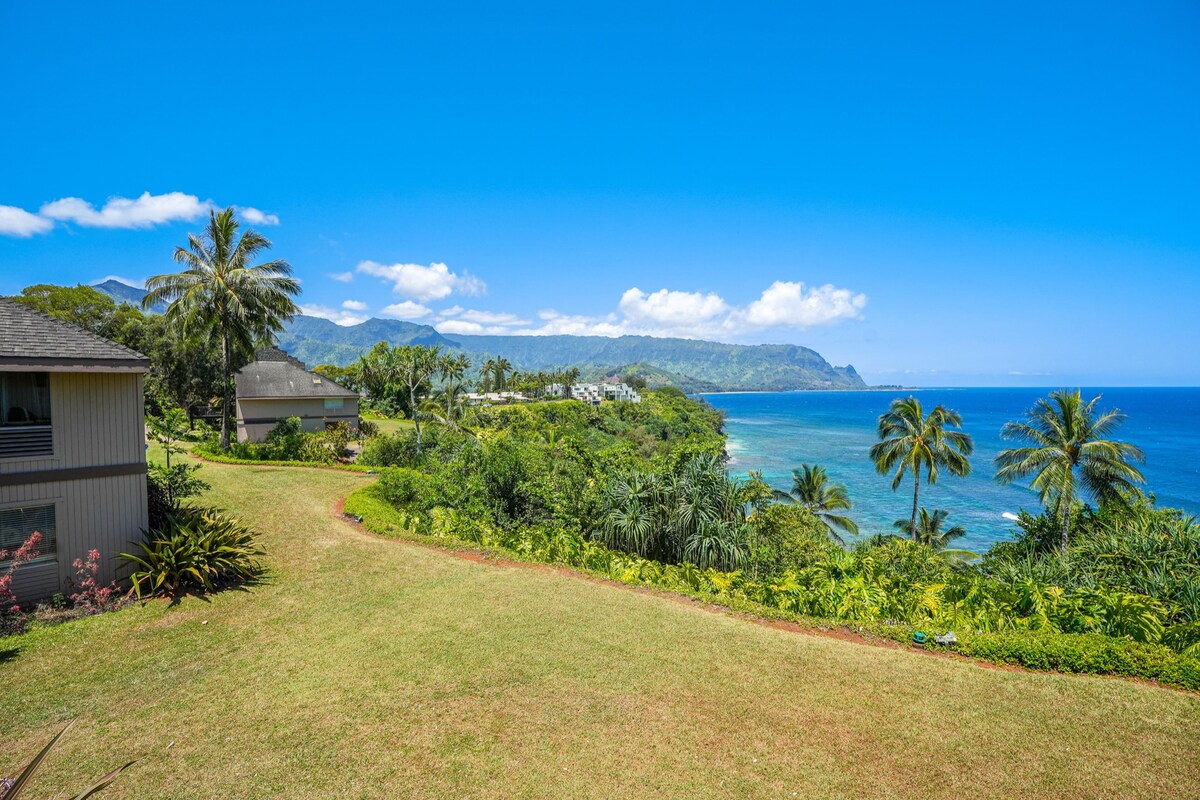 Oceanfront condo with loft, WiFi, shared pool & hot tub, balcony