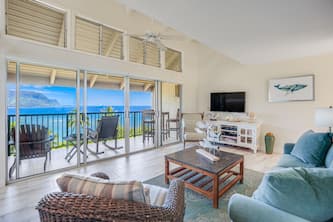 Oceanfront condo with loft, WiFi, shared pool & hot tub, balcony