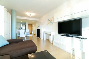 Living and dining room (2)