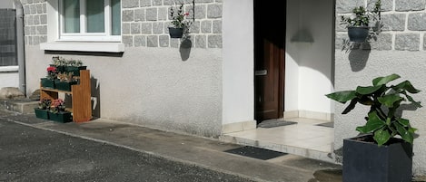 L'entrée du studio au rez-de-chaussée de notre villa