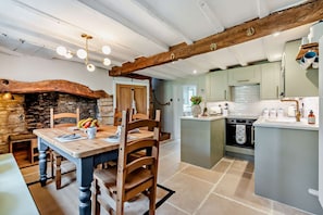 Heath Cottage Kitchen/ Dining Room - StayCotswold