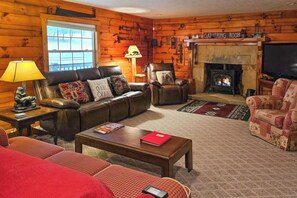 Living Area | 1st Floor | Cable TV | Internet Access