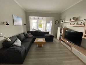 Wohnzimmer mit Essbereich