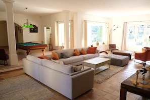 Vacation rental MOURIÈS luxury owner to rent big living room 