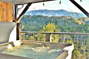 Private luxury minutes to downtown Gatlinburg 