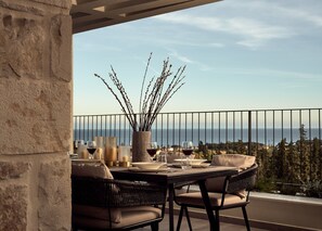 Dinning settings, with spectacular sea views, for long culinary gatherings. 